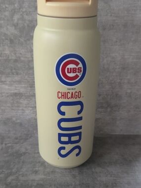 MLB Chicago Cubs> Cream Bottle with Blue and Red Logo